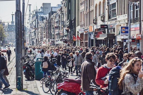 Quels sont les risques environnementaux liés au tourisme de masse à l'étranger ?