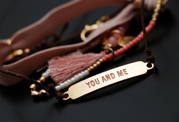 Du déchet à la tendance : l'ascension du bracelet en plastique recyclé